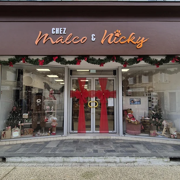 Façade de magasin décorée pour Noël, avec l'enseigne CHEZ Malco & Nicky à Argenton-sur-Creuse dans l'Indre 36